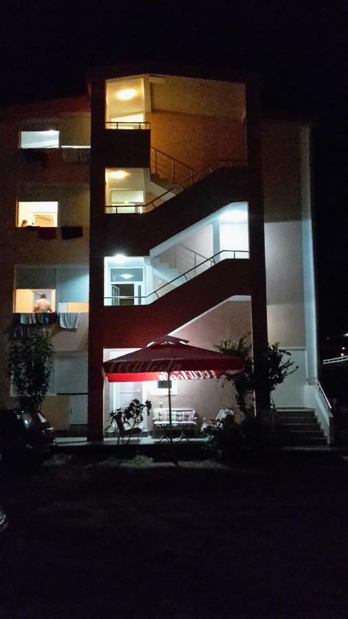Apartments Music Sutomore Ngoại thất bức ảnh